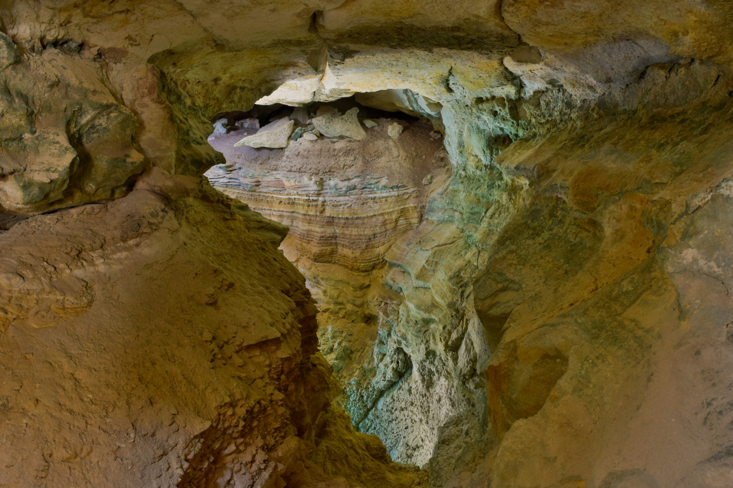 Practicar espeleología en Madrid: cómo iniciarse en este deporte, aunque no hayas pisado una cueva en tu vida